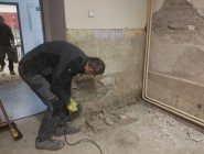 Brigáda - otlučení a sanace omítek v hospodě, sklípku a hasičárně