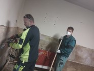 Brigáda - otlučení a sanace omítek v hospodě, sklípku a hasičárně